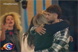 Las dos caras de la moneda: Tato abraza a Lucía y, del otro lado, Lourdes carga su bronca