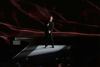 El cantante irlandés respaldado por la pantalla de casi 8K