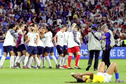 Las dos caras: el festejo de Francia, en Le Havre; la frustración de Brasil