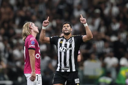 Las dos caras: la desazón de Claudio Spinelli, autor de un gol de Independiente del Valle conseguido pocos minutos antes, y el goce de Hulk, el eterno delantero que garantizó la clasificación de Mineiro para la final por la Copa Sudamericana.