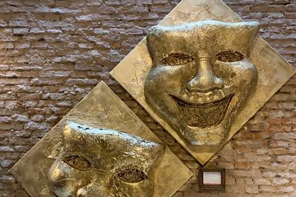 Las dos carátulas, en el hall del Teatro del Pueblo