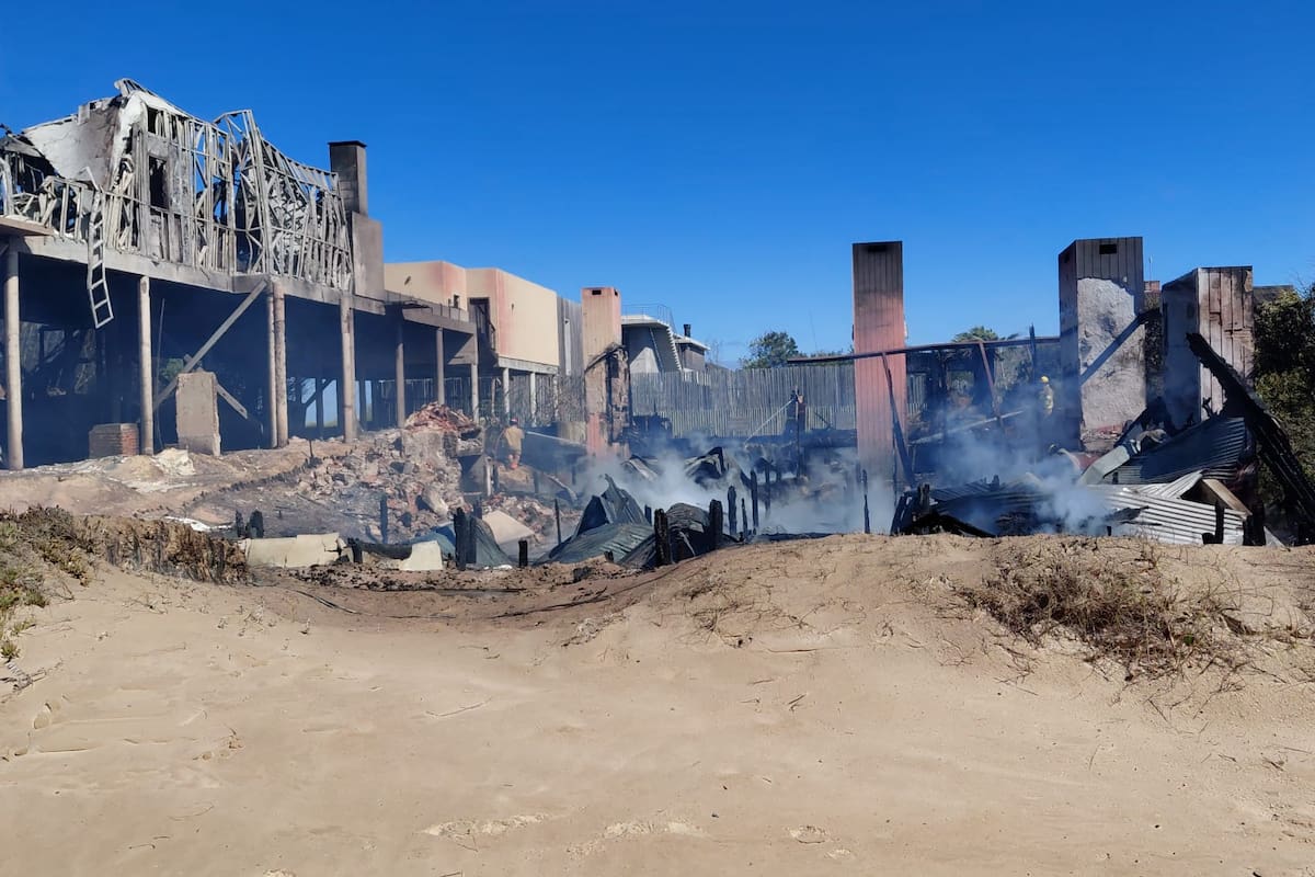 Las dos casas afectadas por el fuego, ubicadas entre el restaurante La Huella y el faro de José Ignacio