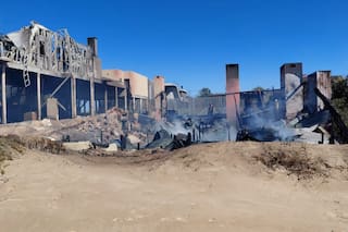 Un gran incendio destruyó dos casas frente al mar: una estaba en medio de un conflicto judicial
