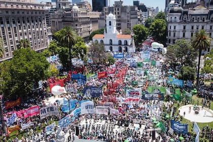 Las dos CTA se manifestaron en la Plaza de Mayo