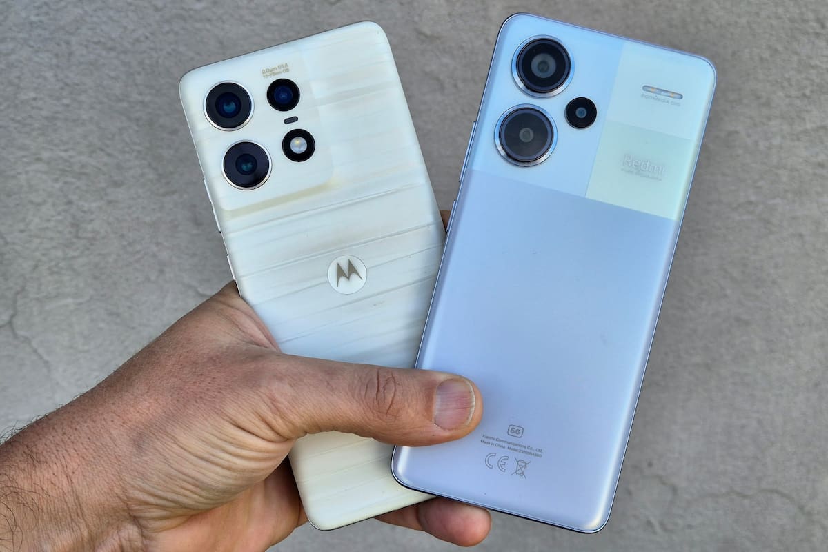 Las dos ediciones especiales del Motorola Edge 50 Pro (a la izquierda, en la edición "acetato") y la opción "aurora púrpura" del Redmi Note 13 Pro+ 5G
