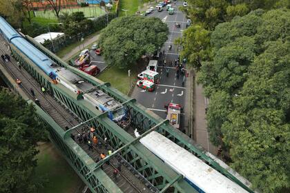 Las dos formaciones que chocaron sobre el viaducto de Palermo y provocó el descarrilamiento de algunos vagones; hasta el momento hay 30 heridos que fueron trasladados a diversos hospitales
