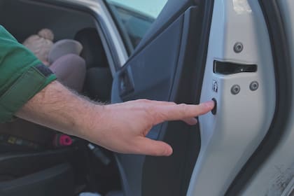 Las dos funciones que esconden las puertas traseras del auto y que pocos conocen