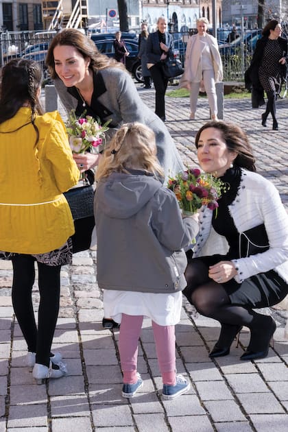 Las dos futuras reinas visitaron el centro Danner Crisis, que ayuda a mujeres y niños que estuvieron expuestos a violencia doméstica.