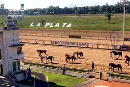 Las dos jornadas que debían realizarse esta semana en La Plata fueron suspendidas; no había jockeys para correr por el retraso en los pagos