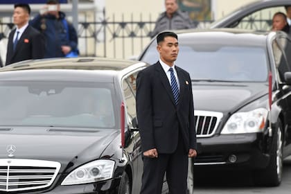 Las dos limusinas Mercedes Benz Maybach que esperaron a Kim a su llegada a la estación de trenes de Vladivostok, Rusia, antes de mantener una reunión con Vladimir Putin