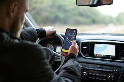 Las dos manos tienen que estar en el volante al conducir