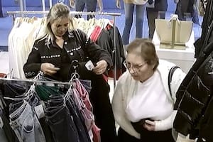 Las dos mujeres fueron filmadas por la cámara de seguridad