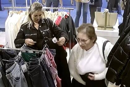 Las dos mujeres fueron filmadas por la cámara de seguridad