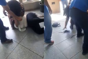Las dos mujeres fueron grabadas por los usuarios que estaban haciendo trámites en el edificio (Foto Twitter: @mauroszeta)