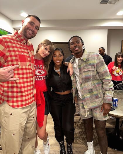 Las dos parejas festejaron el triunfo del equipo