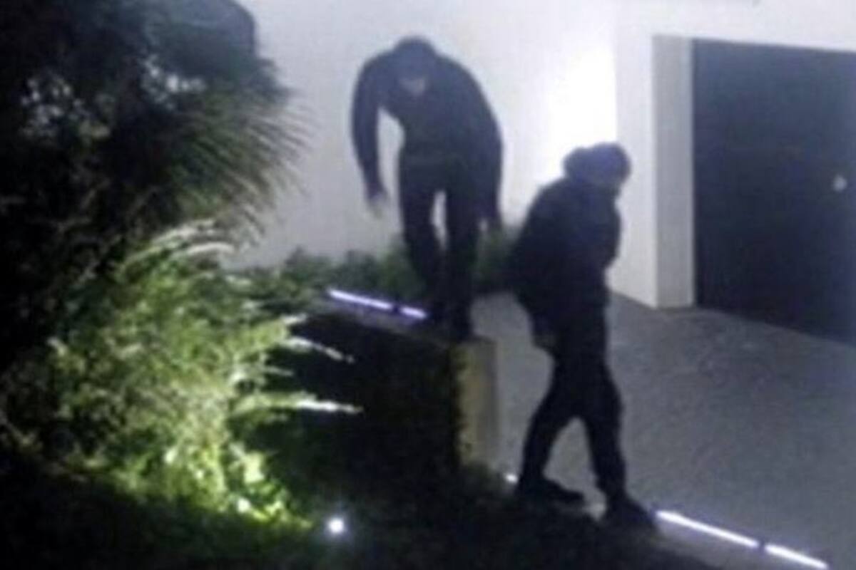Las dos personas encapuchadas que fueron registradas intentando ingresar en la casa de Lionel Messi en Barcelona, sin éxito