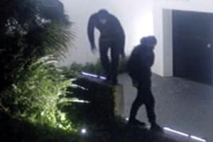 Las dos personas encapuchadas que fueron registradas intentando ingresar en la casa de Lionel Messi en Barcelona, sin éxito