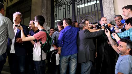 Las dos posiciones encontradas en la puerta del Ministerio