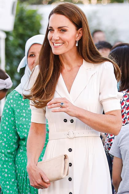 Las dos veces que, en 2022, usó este modelo entono nude lo combinó con colores neutros, como este vestido by Suzannah.