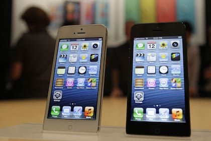 Las dos versiones del iPhone 5, anunciados por Apple el pasado mes