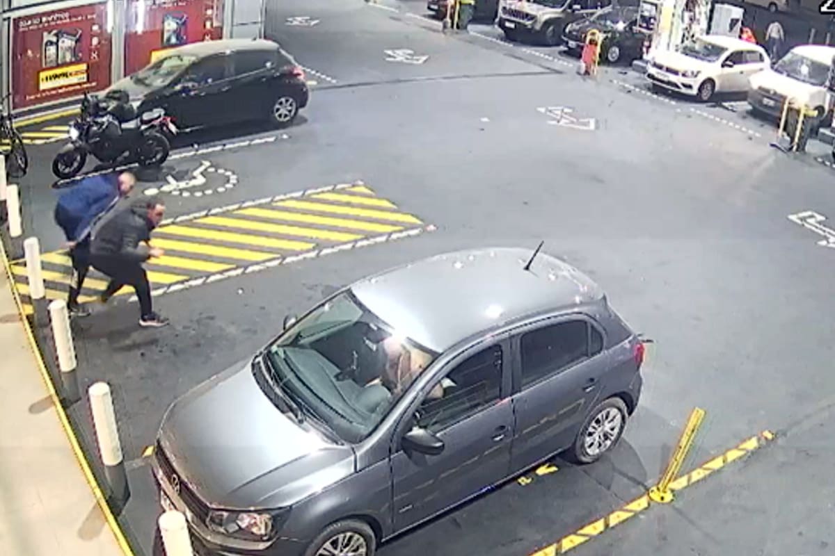 Las dos víctimas se cubren de los disparos