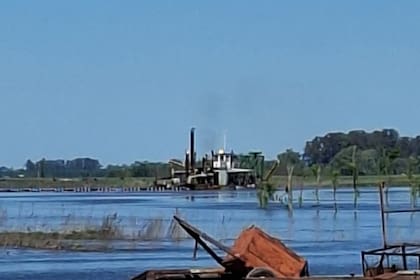 Las dragas volvieron a trabajar en el Salado