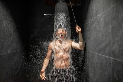Las duchas calientes que suelen prolongarse también son perjudiciales, ya que agravan la sequedad de la piel y el cabello