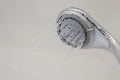 Las duchas frías (20 a 25°C) son apropiadas por la mañana o tras el ejercicio. Las calientes no deben superar los 38°C para evitar daños en la piel o el cabello