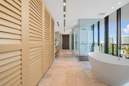 Las duchas y bañaderas tienen vista a las playas de Miami