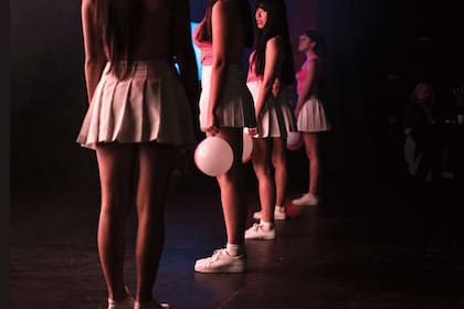 Las ecuatorianas del grupo Adolls se preparan para salir a escena en el Centro Cultural Konex, durante la final del Concurso K-pop latinoamericano