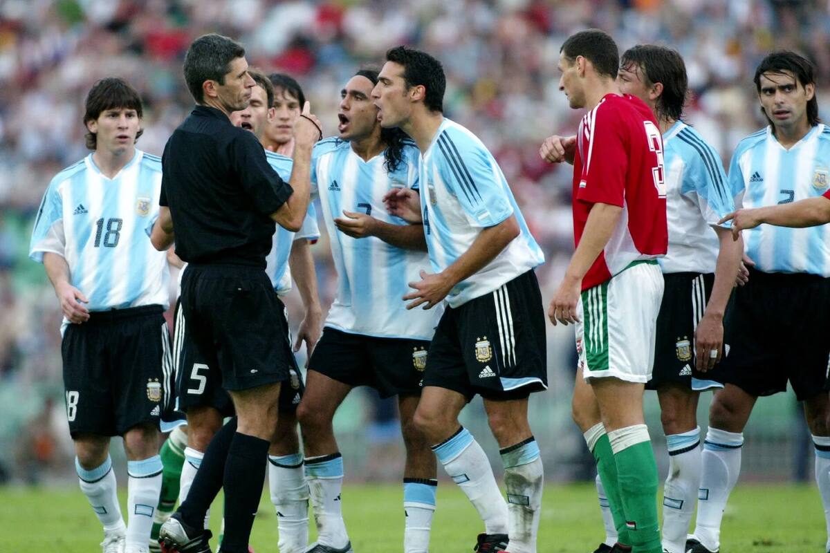 Las efemérides del 2 de agosto incluyen la primera citación para la Selección de Messi (En foto: Lionel Scaloni discute con Markus Merk, el árbitro alemán que expulsó a Messi en su primer partido con el combinado nacional, el 17 de agosto de 2005)