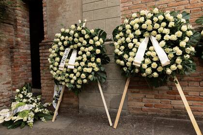 Las elegantes coronas de rosas blancas se multiplicaron en la capilla San Martino
