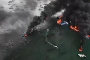 Más de 20 embarcaciones se incendiaron en un puerto clave en el Pacífico: investigan las causas
