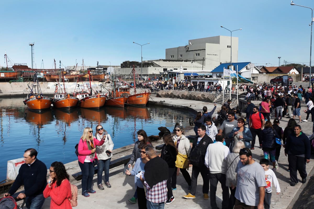 Las embarcaciones siguen siendo un atractivo para los turistas en el puerto