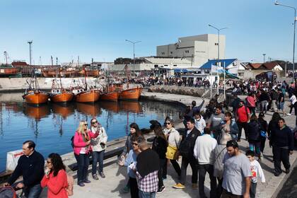 Las embarcaciones siguen siendo un atractivo para los turistas en el puerto
