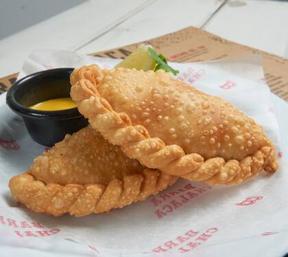 Las empanadas Chalacas, en masa criolla frita y un relleno de queso gouda y parmesano con picante de langostino