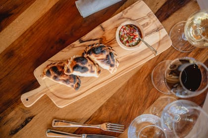 Las empanadas de Hornero son de chivo braseado y queso de cabra