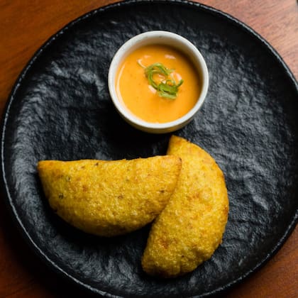Las empanadas fritas hechas con harina de maíz y rellenas de mariscos de Neko