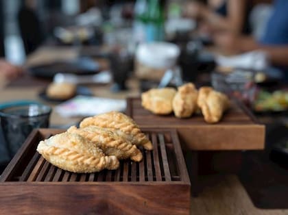 Las empanadas no faltan en los menúes de los locales.