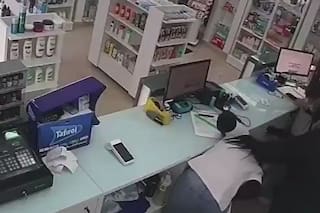 Simularon ser clientes y robaron violentamente una farmacia en La Plata