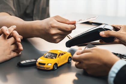 Las empresa suelen pedir una tarjeta de crédito para pagar el depósito y posibles infracciones de tránsito