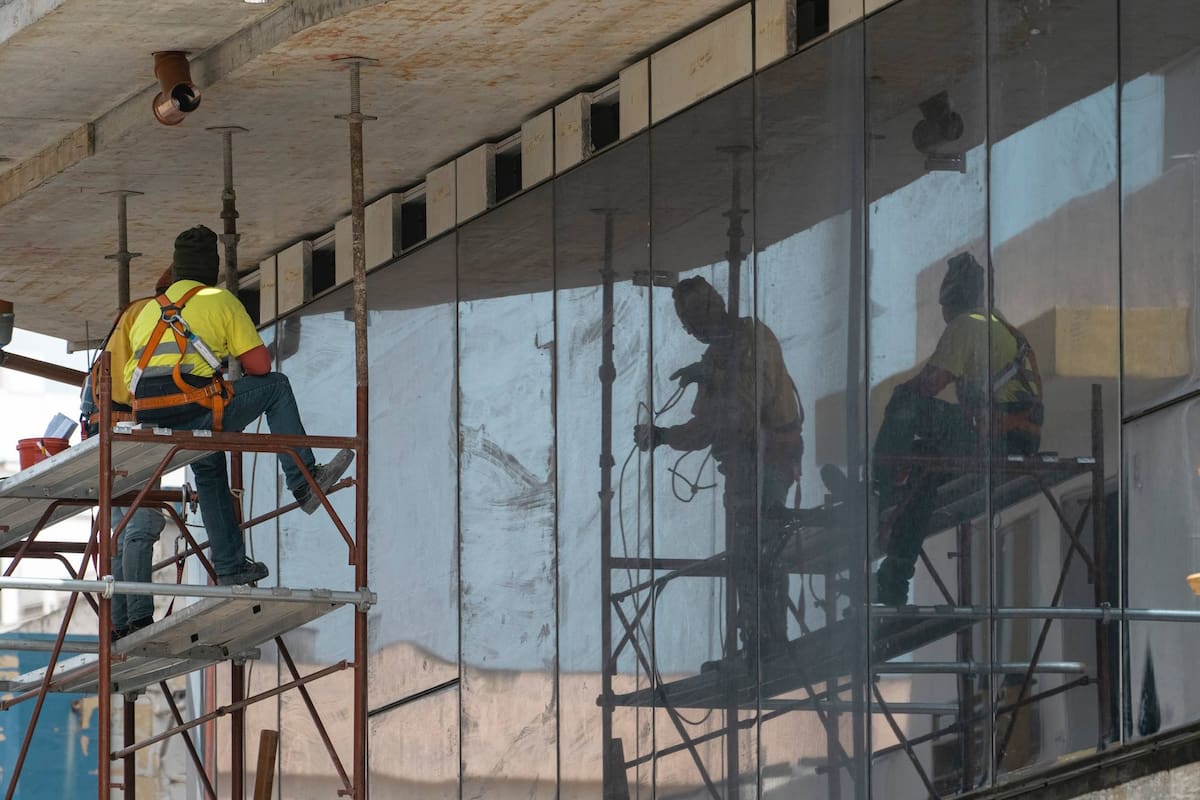 Las empresas constructoras son de las que ofrecen salarios más altos a los trabajadores extranjeros