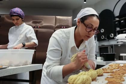 Las empresas creadas y dirigidas por mujeres ayudan a otras a incorporarse al mercado laboral. Esta lujosa empresa de repostería en Teherán emplea a 70 personas, la mayoría de ellas mujeres