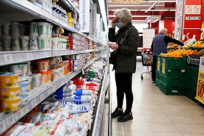 Las empresas de alimentos preparan nuevos lanzamientos para eludir los controles y buscan compartir la pérdida de rentabilidad con los supermercados