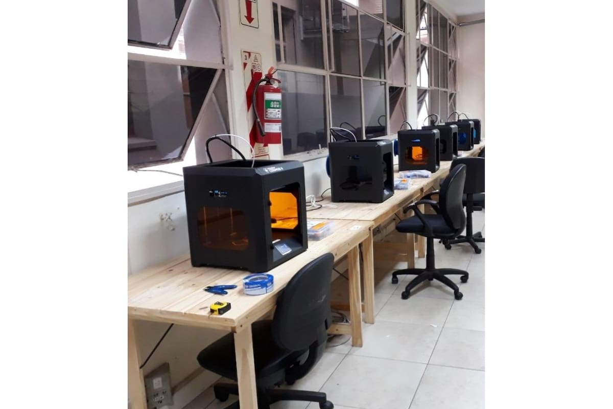 Las empresas locales reaccionaron rápido con apps, herramientas y accesorios. En la foto, el laboratorio de #JuntosHacemosMas para hacer máscaras para hospitales