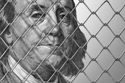 Las empresas no pueden quedarse de brazos cruzados esperando a ver qué pasa con esos pesos que estaban destinados a comprar los dólares pendientes.