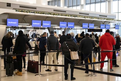 Las empresas privadas poseen autonomía para definir la remuneración y la cantidad de personal (AP Foto/Yuki Iwamura, Archivo)