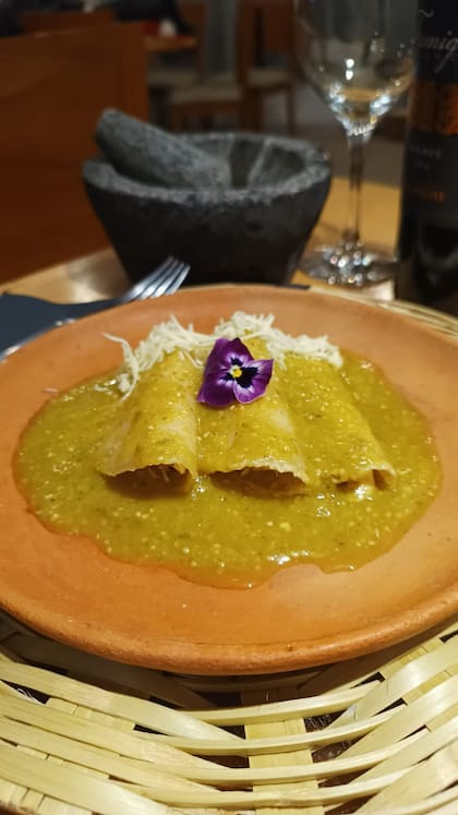 Las enchiladas verdes son un platillo tradicional mexicano a base de tomate verde, que no tiene nada que ver con el tomate argentino.