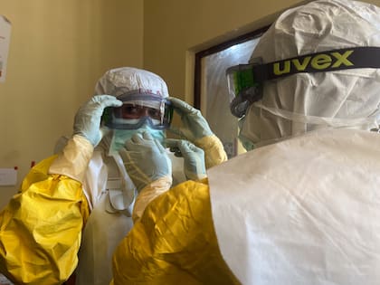 Las enfermeras de MSF revisan su equipo de protección y se aseguran de que esté correctamente colocado antes de entrar en las habitaciones de los pacientes para realizar las rondas en el Centro de Tratamiento del Ébola en Bukavu, Kivu del Sur