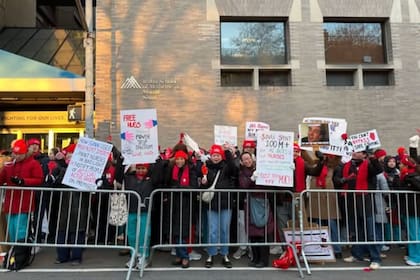Las enfermeras de Nueva York continúan la huelga en reclamo por sus condiciones laborales